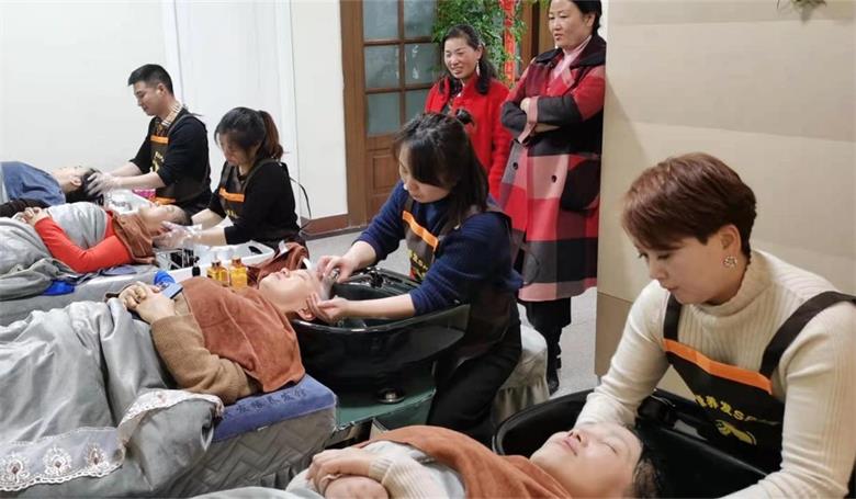 美容院老板实地考察秀发缘养发馆